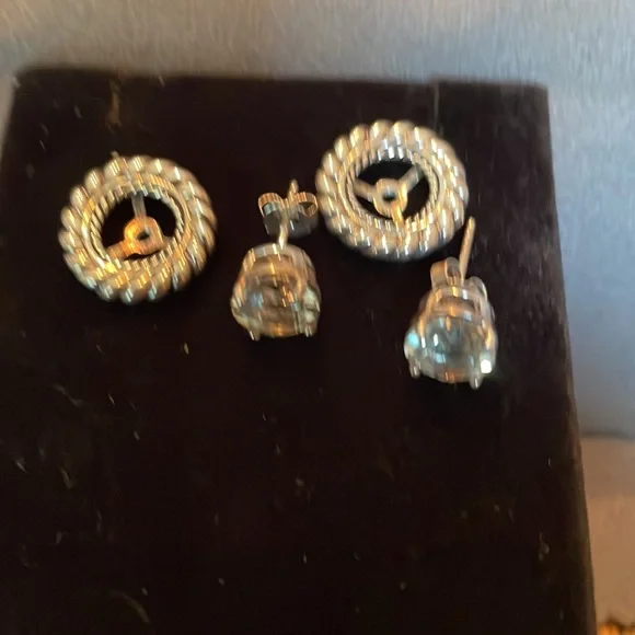 Sterling silver pierced earrings - Picture 2 of 3